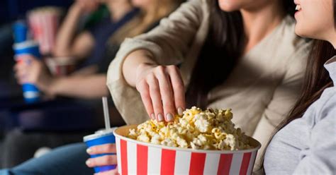 Peut On Manger Des Pop Corn Au Cinema - Il est possible de retirer son masque au cinéma pour manger son pop-corn