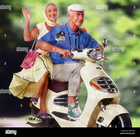 Senioren Paar Ausflug Motorroller Frau Welle Sommer Senior