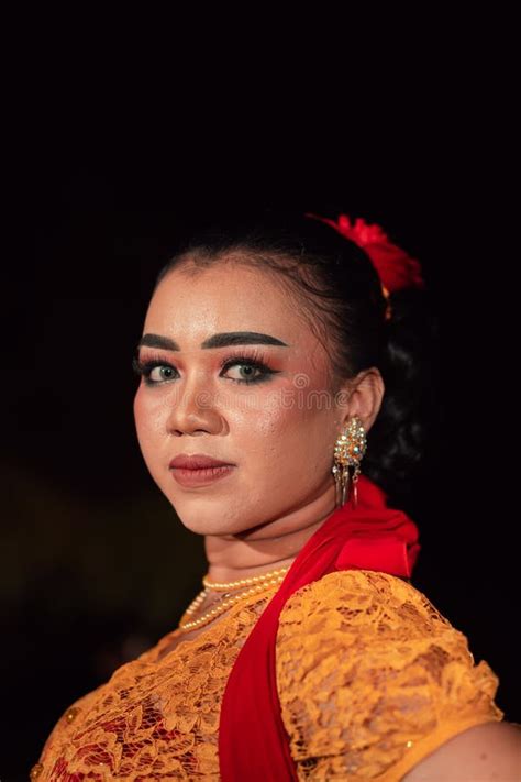 Sharp Eyes From Indonesian Women With Makeup While Wearing An Orange