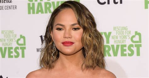chrissy teigen now has strawberry blonde hair and it s perfect for summer