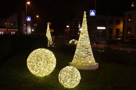 Die weihnachtsbeleuchtung erfindet sich jedes jahr neu. Weihnachtsbeleuchtung aus Fiberglas - Essert Illuminationen