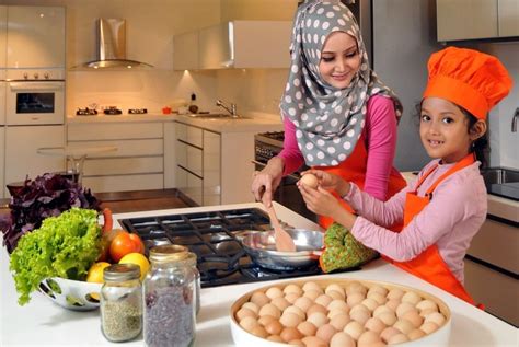 Makanan untuk anak biasanya berbeda dengan makanan untuk orang dewasa. Gambar Ibu Sedang Memasak Di Dapur | Desainrumahid.com