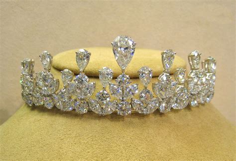 This Tiara Turns Into A Necklace Later Royal Jewelry Diamond Tiara