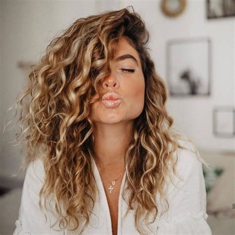 Pin By Pauline Qs On Hair In 2021 Curly Hair Styles Blonde Hair With