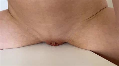 esfregando a vagina contra o canto da mesa o suco da vagina a deixava pegajosa orgasmo