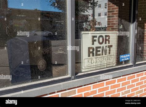 Store for Rent sign in a store window Stock Photo - Alamy