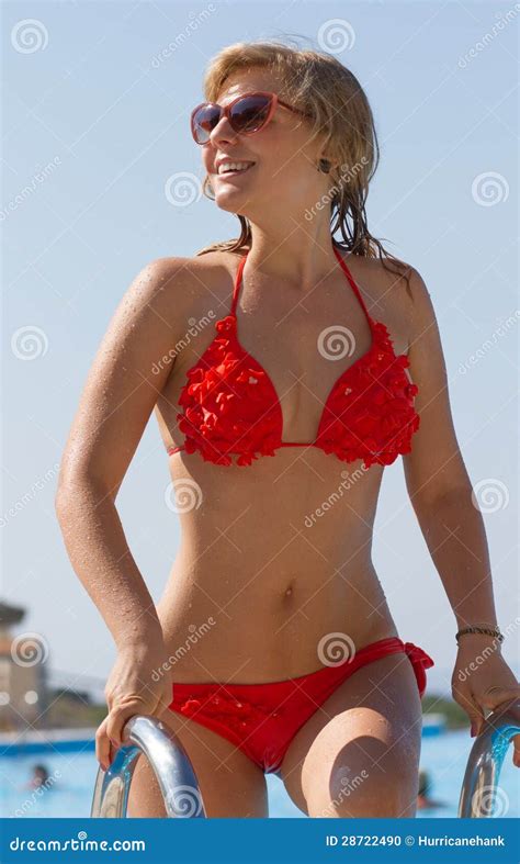 Sexy Blond Meisje Bij Het Zwembad Stock Foto Image Of Genieten Vreugde