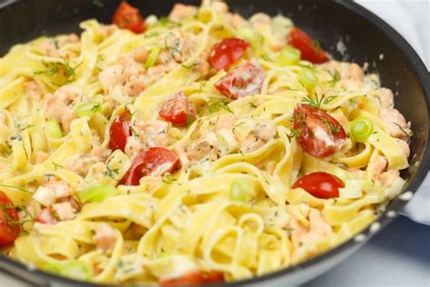 Tagliatelle met gerookte zalm en mosterd-dillesaus