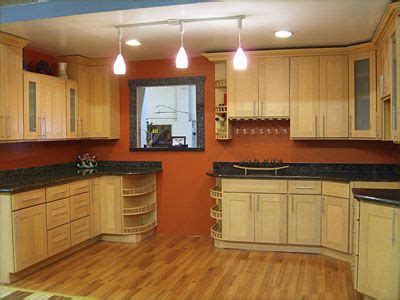 It is a small galley kitchen with maple units and wall cupboards. best paint colors for kitchen with maple cabinets - Google ...