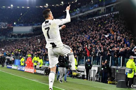 There are two special goal celebrations for cristiano ronaldo. Cristiano Ronaldo festeja 'a lo Simeone' remontada contra ...
