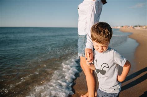 Madre E Hijo Jugando En La Playa Al Atardecer Concepto De Familia