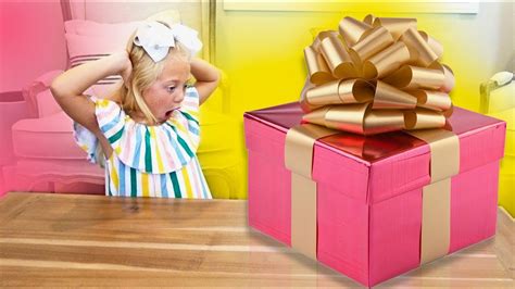 Everleigh Opens And Unboxes Giant Mystery Surprise Present Youtube