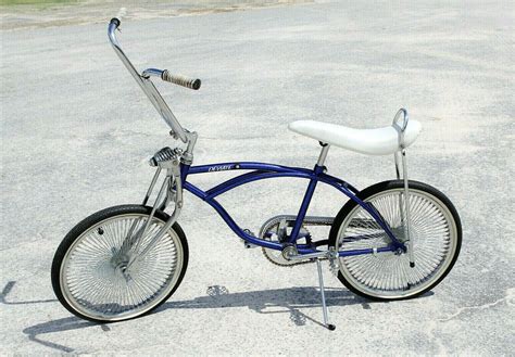 Vintage 1960s Schwinn Stingray Bike In Blue For Sale
