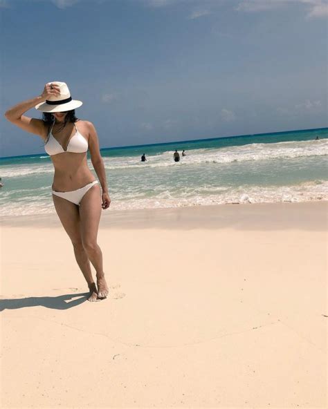 Sunny Leone Flaunts Her Bikini Body As She Hits The Beach With Husband Daniel Weber Photos