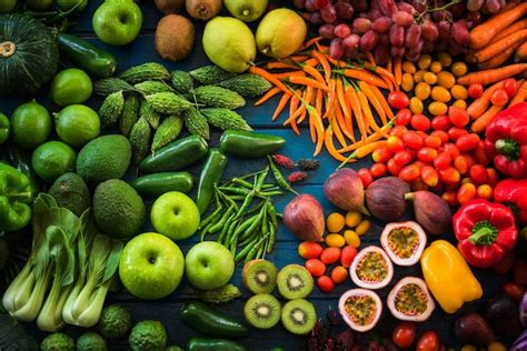 Vista superior de frutas y verduras frescas orgánicas diferentes frutas y verduras para comer