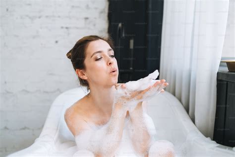 Foto De Joven Mujer Feliz Bañándose Con Espuma En Casa Date Un