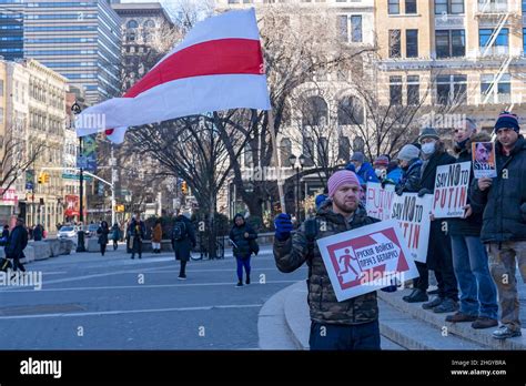 Nueva York Ny Enero 22 Un Hombre Sostiene La Bandera De Bielorrusia
