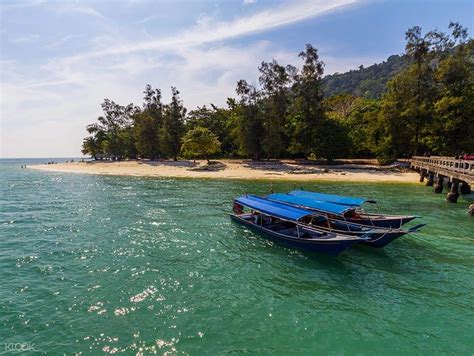 Because it's in the northeast corner of the country, the landscape is utterly lush, full of thick green trees, high mountains covered in vegetation, and flowers of all colors, shapes, sizes. Langkawi Half Day Island Hopping Tour - Klook