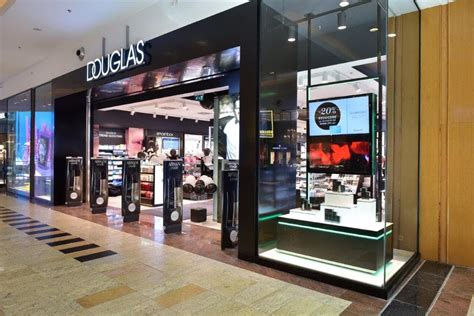Uita de acest lucru pentru ca am pregatit special o harta a celor mai chic magazine din romania. Douglas redeschide magazinul flagship din Bãneasa Shopping City