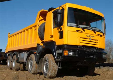 A standard dump truck is a truck chassis with a dump body mounted to the frame. Dump Truk: Gambar Foto & Video serta Informasi Terbaru