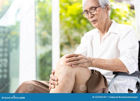 Close Upleg Of Senior Aged Having Pain In Her Kneemassage The Kneecap