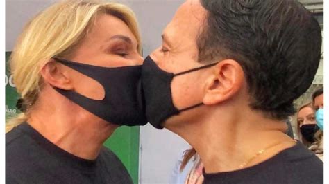 Dória Beija Sua Esposa De Máscara E Internautas Criticam