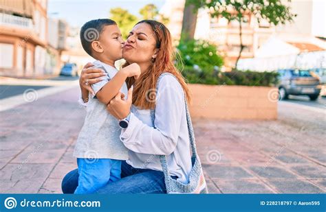 Adorable Madre Latina E Hijo Sonriendo Feliz Abrazando Y Besando En La