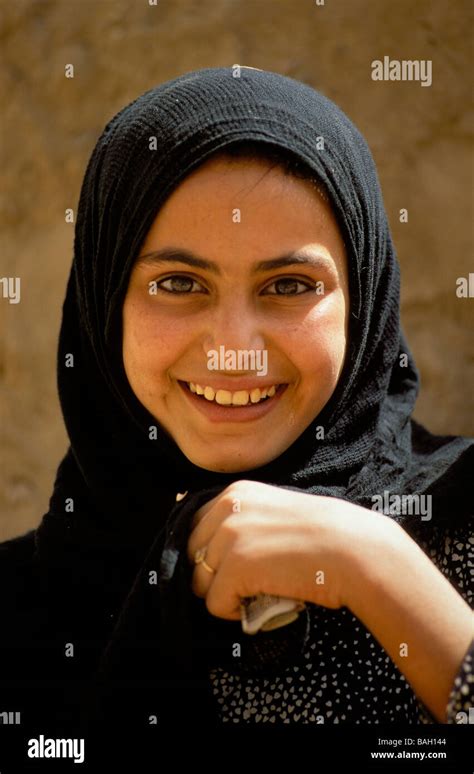 Yemen Sanaa Governorate Wadi Dahr Près De Sanaa Veiled Girl