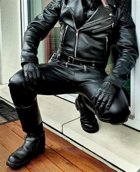 Punkerskinhead — This Guy Looks Amazing In Leather Pants The Boots Hombres De Cuero