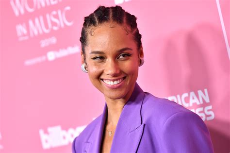 Alicia Keys Says Shes ‘always Felt Royal When She Wears Her Hair In
