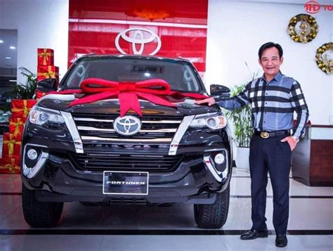 Cả hai thường xuất hiện với hình ảnh nông dân và có những màn tung hứng vô cùng ăn ý, hài hước, đem lại nhiều tiếng cười cho khán giả. Khối tài sản nhà và xe hoành tráng, đắt đỏ của vợ chồng ...
