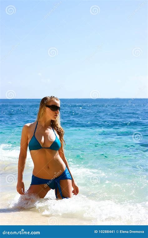 Het Meisje Van De Blonde Het Ontspannen In Water Op Het Strand Stock