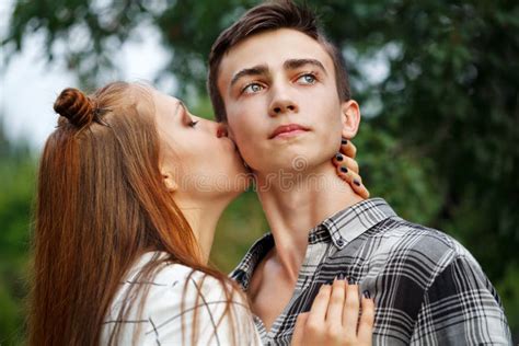 Adolescenti Amorosi Di Bacio Delle Coppie Fotografia Stock Immagine