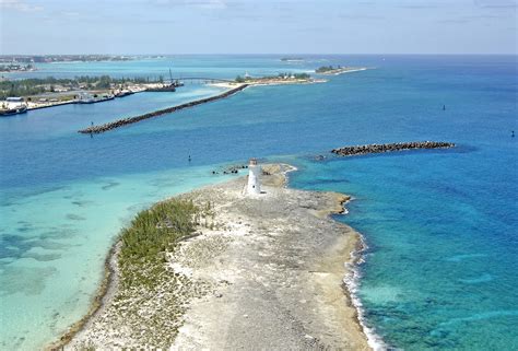 Nassau Harbour Lighthouse In Paradise Island Np Bahamas Lighthouse
