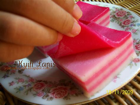 Kue lapis is an indonesian kue, or a traditional snack of steamed colourful layered soft rice flour pudding. periuktanah: Kuih Lapis Tradisi