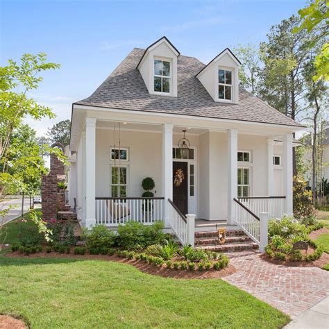 10 Small Town Cottages Wed Love To Call Home Small Cottage Homes