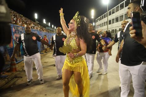 Com Look Dourado Viviane Ara Jo Samba Muito Em Ensaio De Carnaval