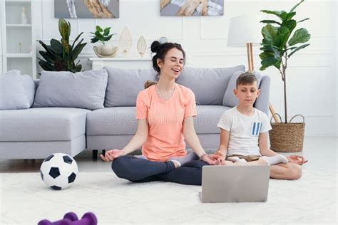 Mamá E Hijo Practican Yoga Con Laptop En Casa Madre Con Hijo Haciendo