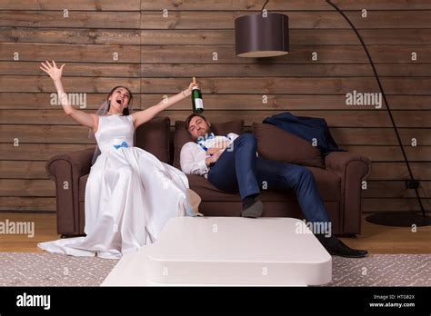 Betrunken Braut Mit Flasche Alkohol Und Bräutigam Nach Der Hochzeitsfeier Auf Couch Schlafen