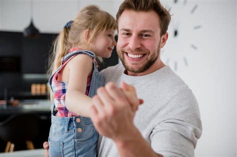 Sonriendo Papá Bailando Con Hija Foto Gratis
