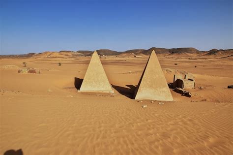 Premium Photo The Sunrise The Ancient Pyramids Of Meroe In Sahara