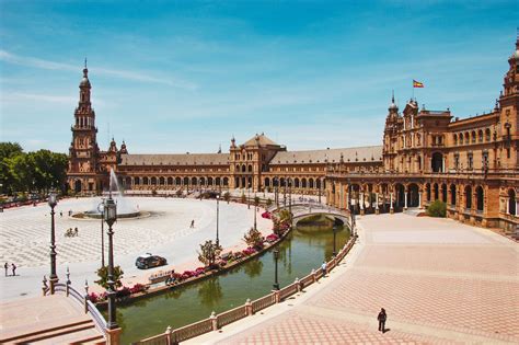 Séville est une grande ville de patrimoine dont le centre historique concentre l'essentiel des sites touristiques. Seville - Arts et Voyages