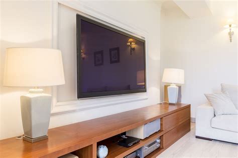 Je nach beschaffenheit deines wohnzimmers ist diese methode mit mehr oder weniger aufwand verbunden. Fernseher Verstecken / The Frame: Dieser Samsung-Fernseher ...
