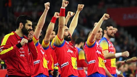 Descubre aquí las nuevas camisetas de españa y toda la colección de entrenamiento y de paseo oficiales. España, campeona del Europeo de balonmano tras ganar la ...