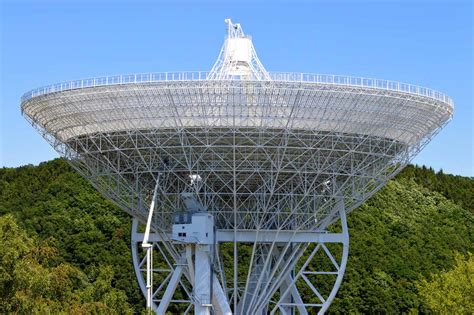 Największy w europie, drugi co do wielkości w pełni sterowalny, radioteleskop na świecie. Das Radioteleskop Effelsberg in der Eifel | Deutschland ...