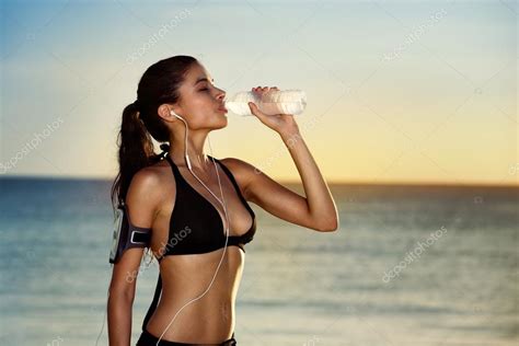 Baixar mia khalifa | get in touch with m k (@mia_khalifa) — 662 answers, 849 likes. Fitness mulher beber água depois de se exercitar no dia de ...