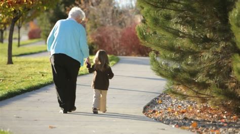 Abuelos Que Cuidan De Sus Nietos Viven Más Años Según Estudio El Debate