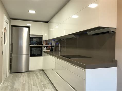 Color roble claro, acabado mate.terminación de la puerta 4 cantos. Foto: Reforma Completa de Cocina con Puerta Corredera de ...