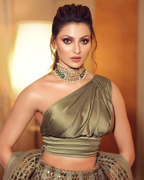 Urvashi Rautela Exposing Very Hot Photos Gallery Photos Hd Images Pictures Stills First Look