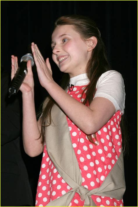 Abigail Breslin Enters Girl Scout Central Photo 1025141 Abigail Breslin Pictures Just Jared